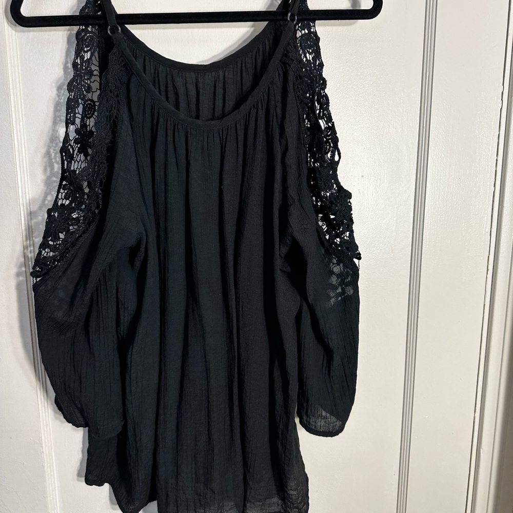 Black womens blouse pretty lace on the cut out sleeves rayon light material larg